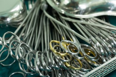 Ameliyathanede farklı cerrahi aletler