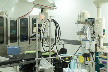 Ekip cerrahı ameliyathanede.