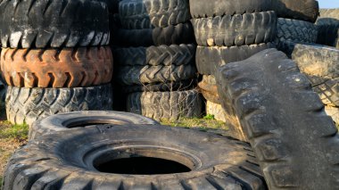 Çok sayıda lastikler birbiri üstüne yığılmış