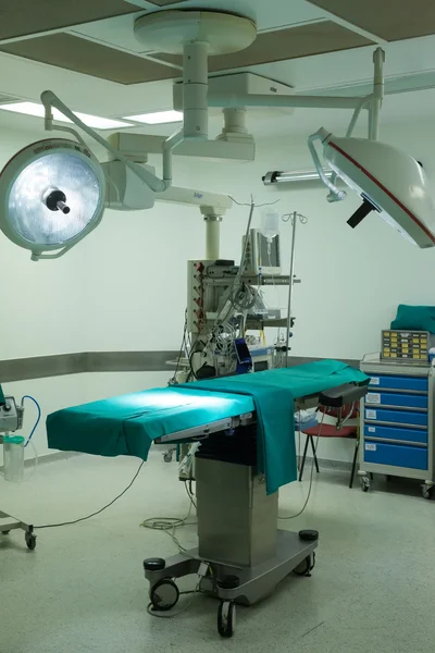 Équipement et dispositifs médicaux dans la salle d'opération moderne — Photo