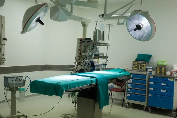 Équipement et dispositifs médicaux dans la salle d'opération moderne — Photo