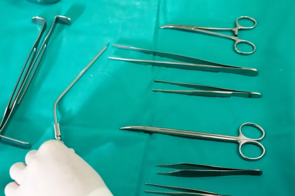 Różnych instrumentów chirurgicznych w sali operacyjnej — Zdjęcie stockowe