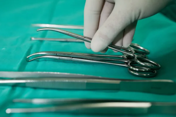 Verschiedene chirurgische Instrumente im Operationssaal — Stockfoto