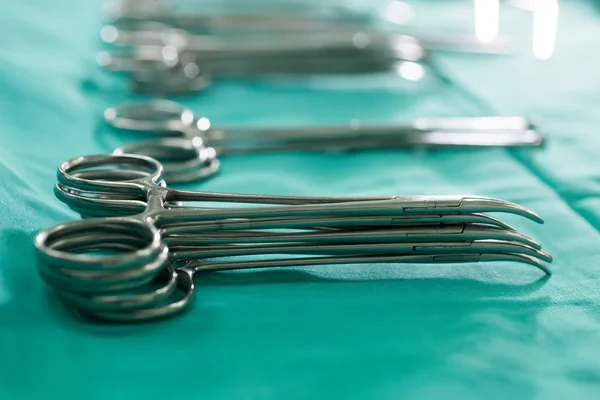 Různé chirurgické nástroje v operačním sále — Stock fotografie