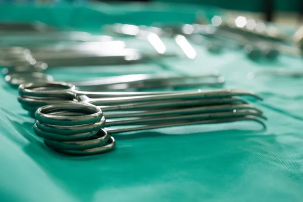 Různé chirurgické nástroje v operačním sále — Stock fotografie