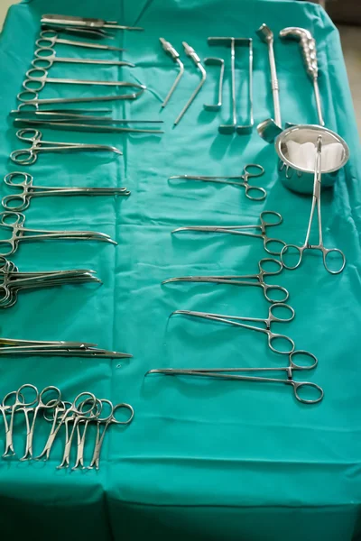 Ameliyathanede farklı cerrahi aletler — Stok fotoğraf