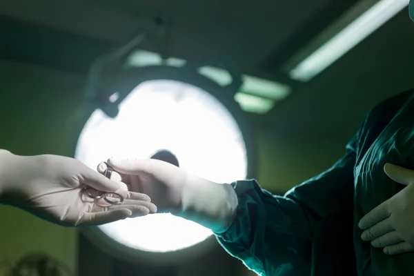 Team of doctors operates at patient in clinic center — Stock Photo, Image