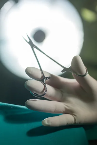 Équipe de médecins opère au patient dans le centre de la clinique — Photo