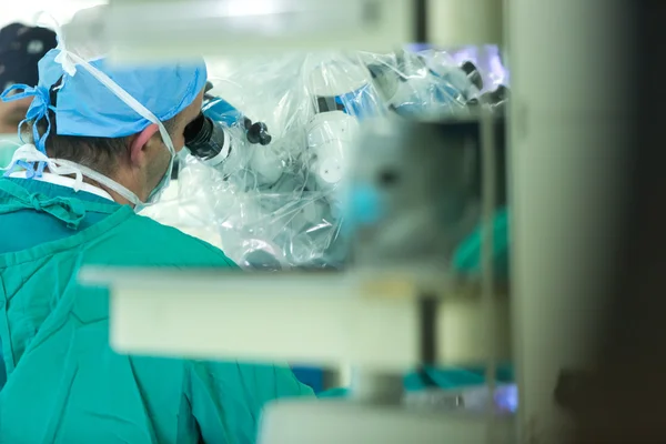 Team of doctors operates at patient in clinic center — Stock Photo, Image