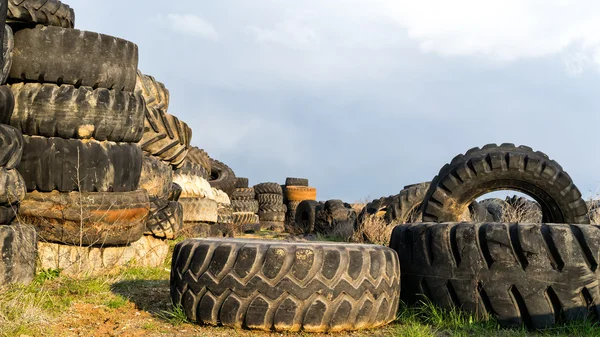 Numerous tires stacked on top of each other — Stock Photo, Image