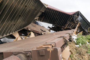 Raydan tren antrenörler Ge bir tren kaza yerinde