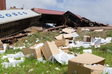 Raydan tren antrenörler Ge bir tren kaza yerinde