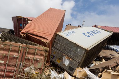 Raydan tren antrenörler Ge bir tren kaza yerinde