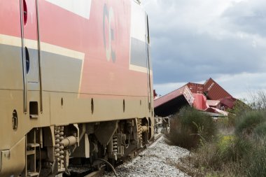 Raydan tren antrenörler Ge bir tren kaza yerinde