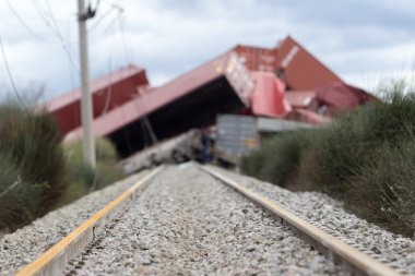 Raydan tren antrenörler Ge bir tren kaza yerinde