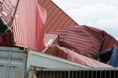 Raydan tren antrenörler Ge bir tren kaza yerinde