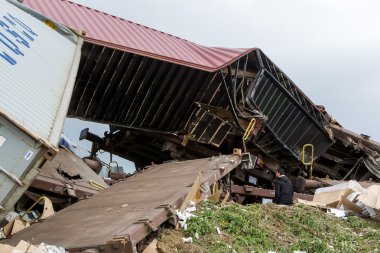 Raydan tren antrenörler Ge bir tren kaza yerinde