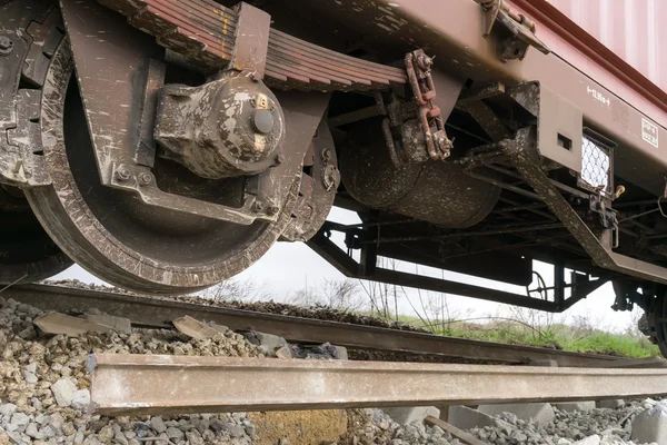 Сошедшие с рельсов вагоны на месте крушения поезда в Джи — стоковое фото
