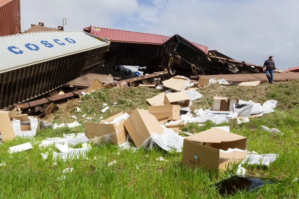 Autocares descarrilados en el lugar de un accidente de tren en el Ge —  Fotos de Stock