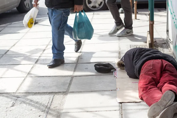 Homeless in Greece face continuing financial crisis. — Stock Photo, Image