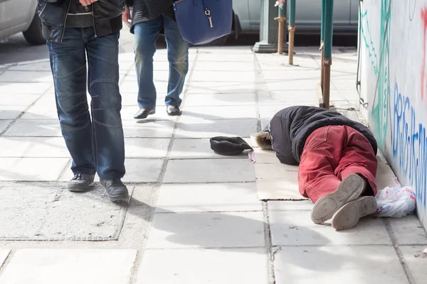 Homeless in Greece face continuing financial crisis. — Stock Photo, Image