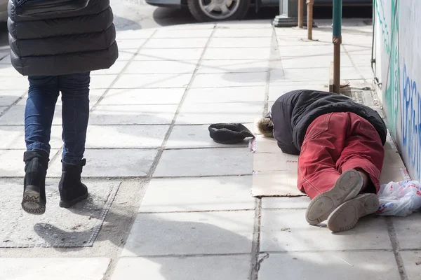 Bezdomovci v Řecku čelí pokračující finanční krize. — Stock fotografie
