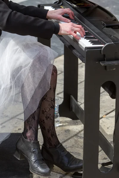 Jovem senhora tocando piano elétrico — Fotografia de Stock