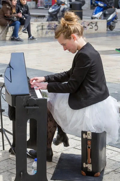 Jeune dame jouant du piano électrique à la place Aristotelous — Photo