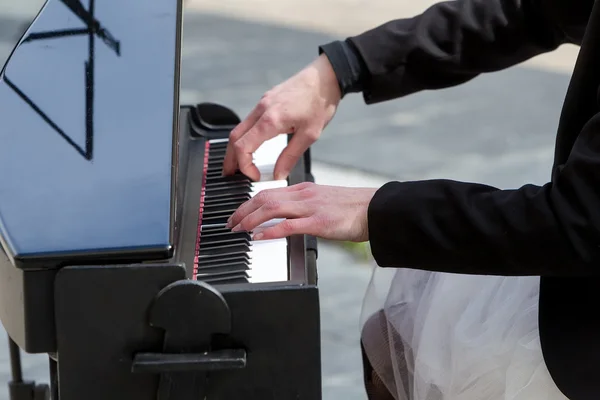 Jovem senhora tocando piano elétrico — Fotografia de Stock