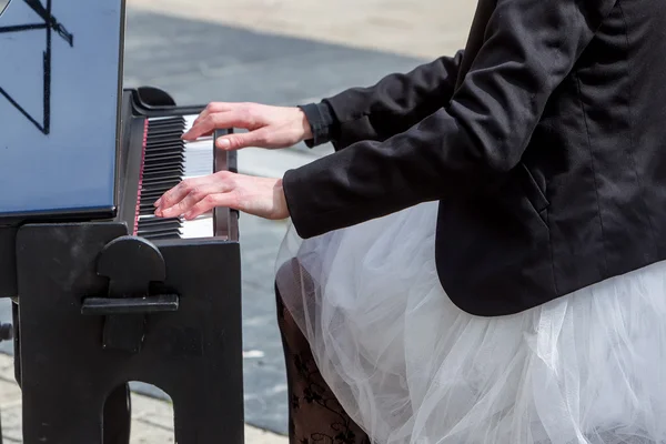 Giovane signora che suona il pianoforte elettrico — Foto Stock