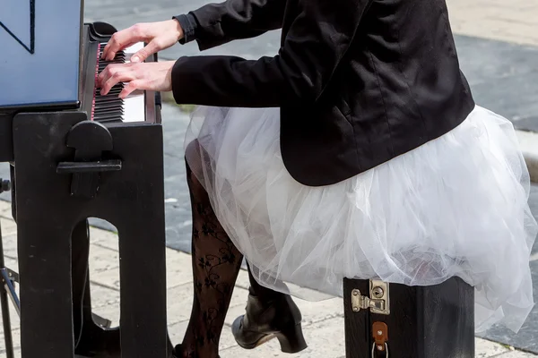 Jovem senhora tocando piano elétrico — Fotografia de Stock