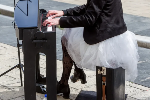 Jovencita tocando piano eléctrico —  Fotos de Stock