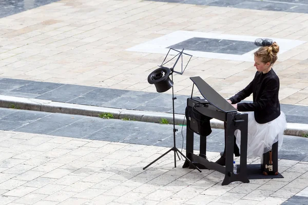 Giovane signora che suona il pianoforte elettrico in piazza Aristotele — Foto Stock