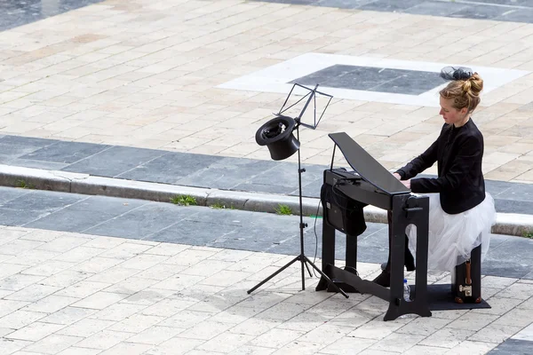 Jeune dame jouant du piano électrique à la place Aristotelous — Photo