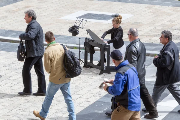 Jovencita tocando el piano eléctrico en la plaza Aristóteles —  Fotos de Stock