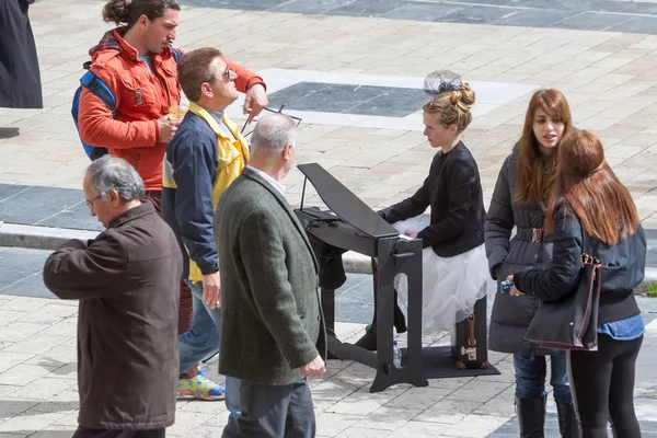 Jeune dame jouant du piano électrique à la place Aristotelous — Photo