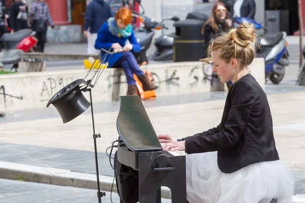 Jovencita tocando el piano eléctrico en la plaza Aristóteles —  Fotos de Stock