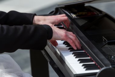 Genç Bayan oynarken elektrikli piyano 