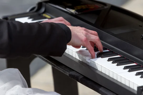 Jovem senhora tocando piano elétrico — Fotografia de Stock