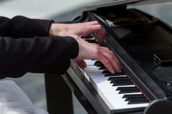 Giovane signora che suona il pianoforte elettrico — Foto Stock