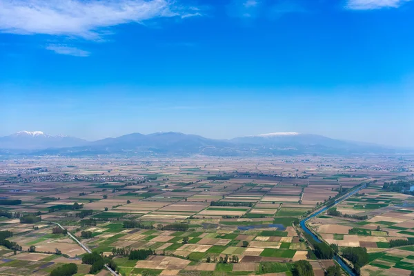 Vista aérea de uma área rural verde sob o céu azul no norte Gr — Fotografia de Stock