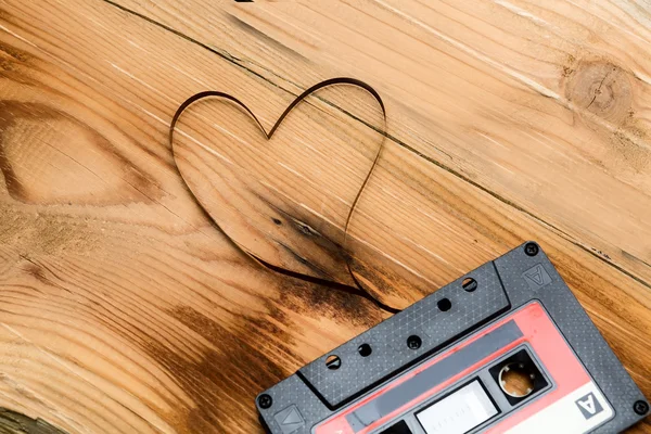 Casete de audio vintage con cinta suelta que da forma a dos corazones en una w —  Fotos de Stock