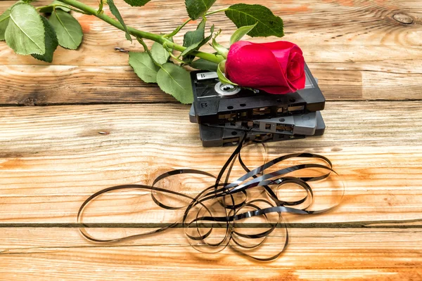 Cassette audio rose et vintage sur fond bois . — Photo