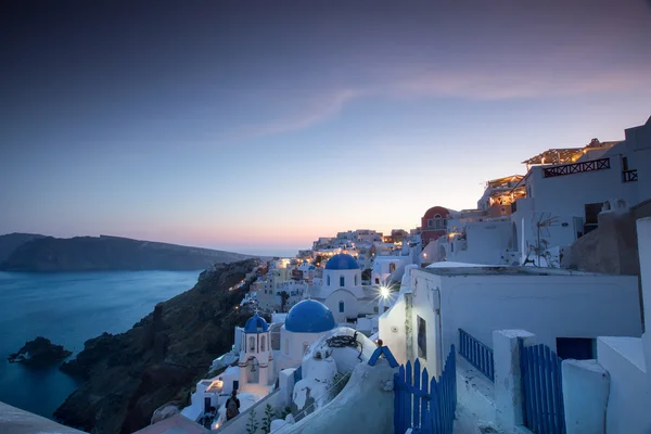 De zonsondergang op Oia dorp in Santorini eiland in Griekenland — Stockfoto