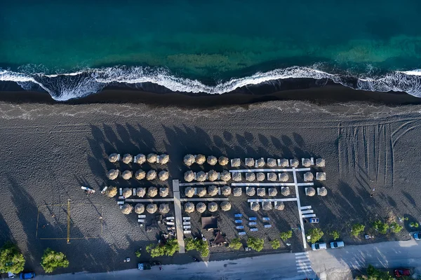Stranden i Perissa på Santorini — Stockfoto
