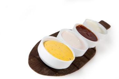 Beyaz hardal, ketçap, yoğurt ile izole kase soslar 