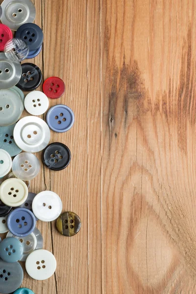 A fából készült tábla, színes gombok, a régi, fából készült színes gombok — Stock Fotó