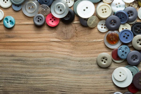 Boutons colorés sur planche en bois, boutons colorés, sur vieux bois — Photo