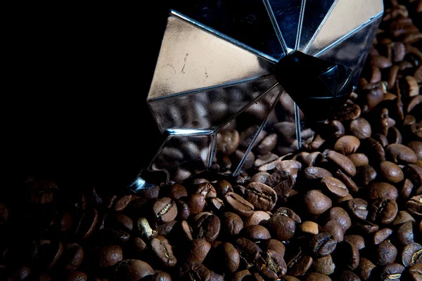 Klasszikus olasz kávéfőző edény szemes kávé — Stock Fotó