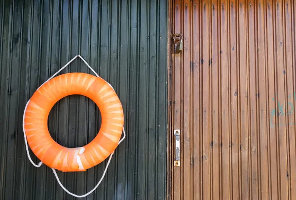 Close-up of a lifebelt on a wooden door. — Stock Photo, Image